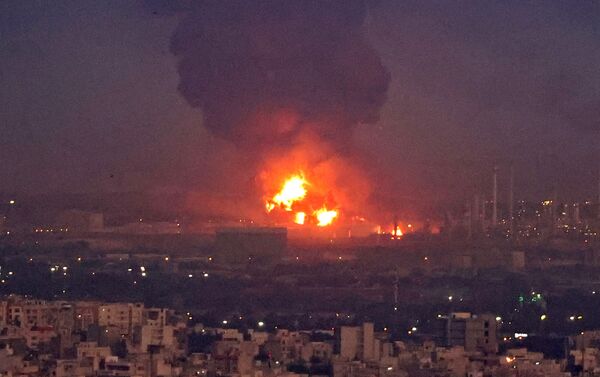 德黑兰市炼油厂火灾爆炸后升起的浓烟。 - 俄罗斯卫星通讯社