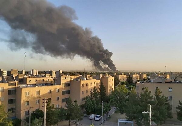德黑蘭市煉油廠火災爆炸後升起的濃煙。 - 俄羅斯衛星通訊社