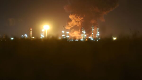 Дым от взрыва на нефтеперерабатывающем заводе в Тегеране - 俄羅斯衛星通訊社