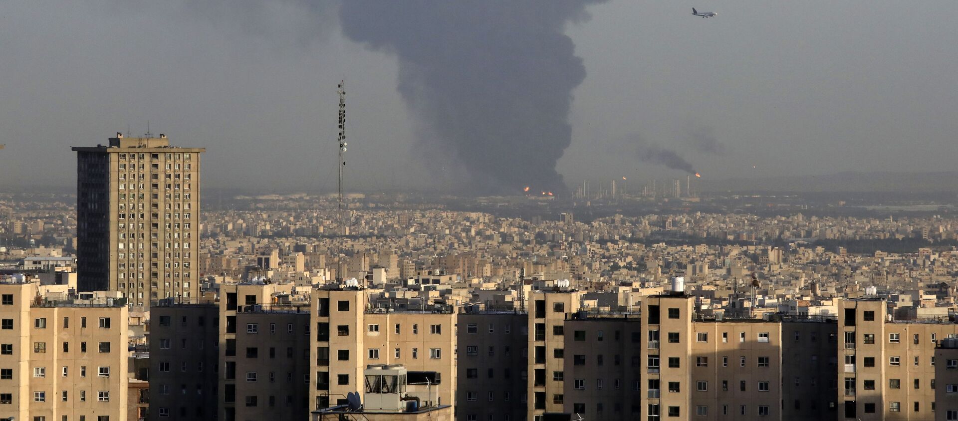 Дым от взрыва на нефтеперерабатывающем заводе в Тегеране - 俄罗斯卫星通讯社, 1920, 07.07.2021