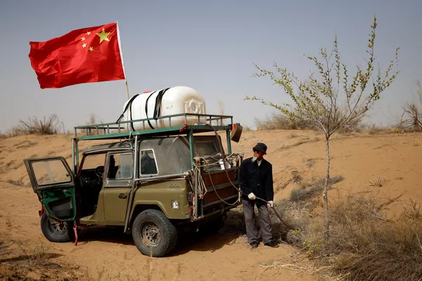 沙漠戈壁中的澆水方式。
 - 俄羅斯衛星通訊社