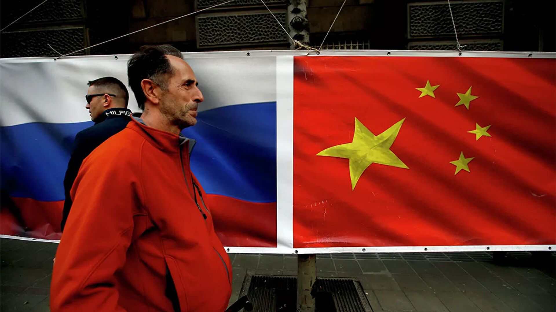 Мужчины на фоне флагов России и Китая - 俄羅斯衛星通訊社, 1920, 20.09.2021
