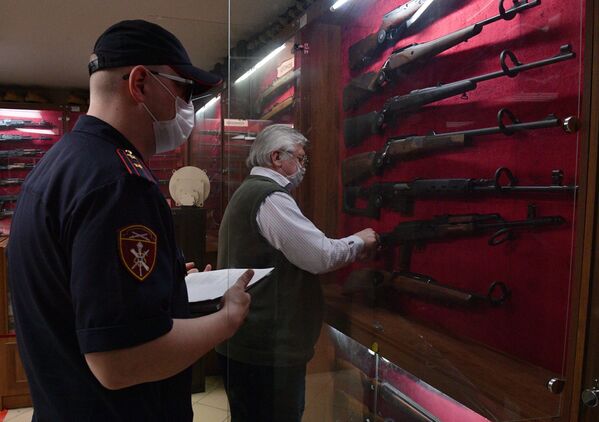 俄羅斯近衛軍對聖彼得堡市武器商店進行檢查。
 - 俄羅斯衛星通訊社