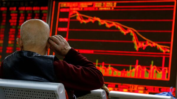 Китайский инвестор наблюдает за торгами на бирже. Китай - 俄罗斯卫星通讯社