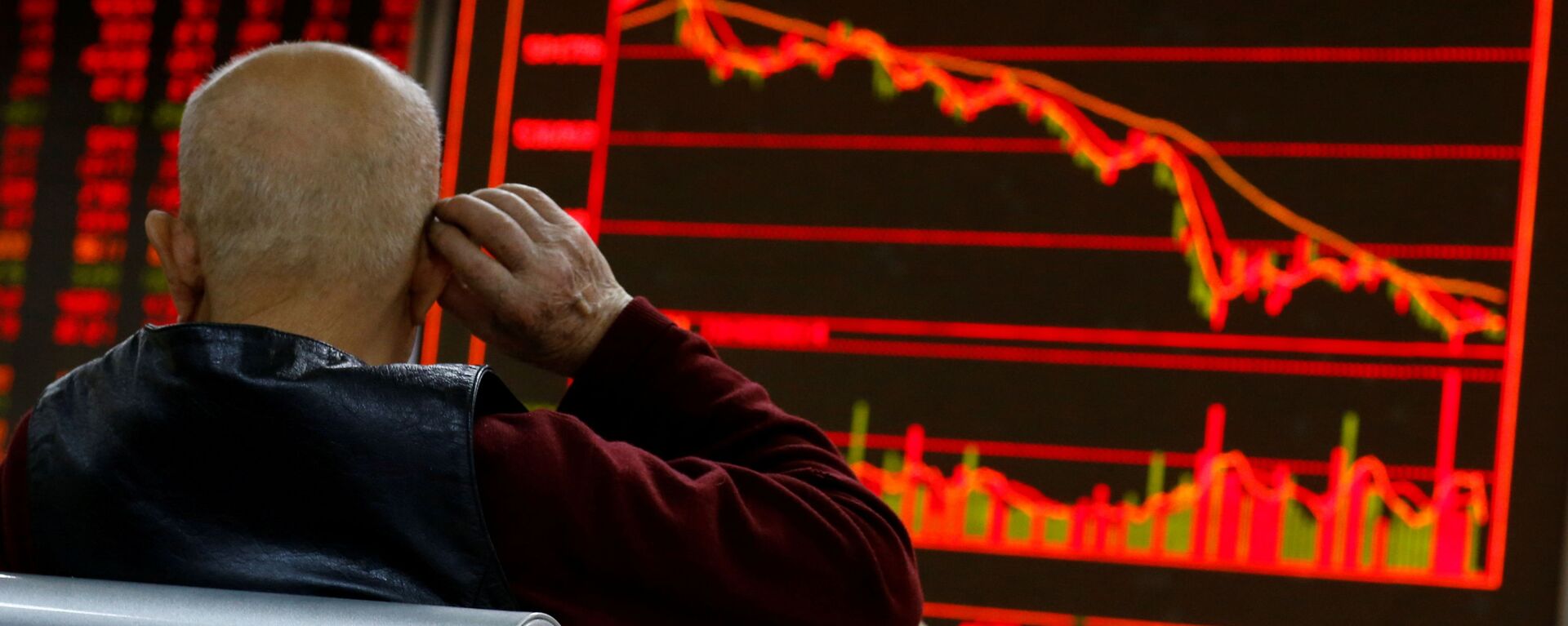 Китайский инвестор наблюдает за торгами на бирже. Китай - 俄罗斯卫星通讯社, 1920, 09.07.2021