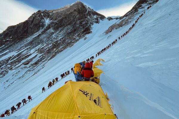 登頂珠穆朗瑪峰的登山隊。
 - 俄羅斯衛星通訊社