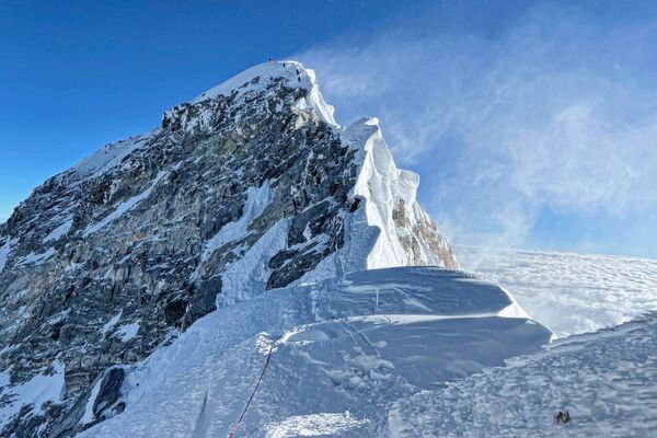 正在登顶珠穆朗玛峰的登山队。
 - 俄罗斯卫星通讯社