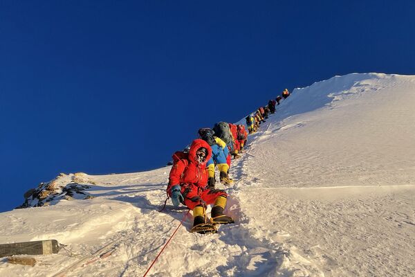 正在登顶珠穆朗玛峰的登山队。
 - 俄罗斯卫星通讯社