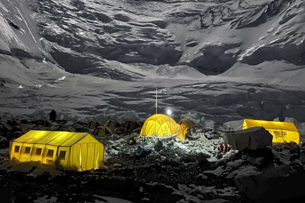 尼泊爾境內的珠峰第2營地。
 - 俄羅斯衛星通訊社