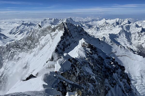 喜马拉雅山珠穆朗玛峰。
 - 俄罗斯卫星通讯社