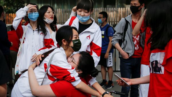 北京考生在考場外相互擁抱，鼓勵好友高考順利。 - 俄羅斯衛星通訊社