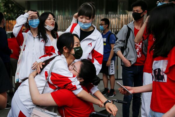 北京考生在考場外相互擁抱，鼓勵好友高考順利。 - 俄羅斯衛星通訊社