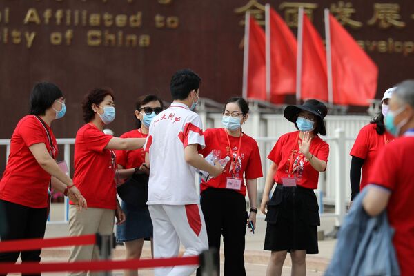 北京某中學教師們為參加高考的同學加油助威。 - 俄羅斯衛星通訊社