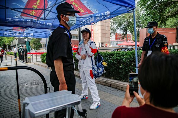 北京考生进入考场后转身回看父母。 - 俄罗斯卫星通讯社