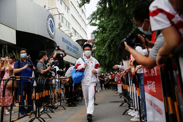 北京考生走入高考考场。 - 俄罗斯卫星通讯社