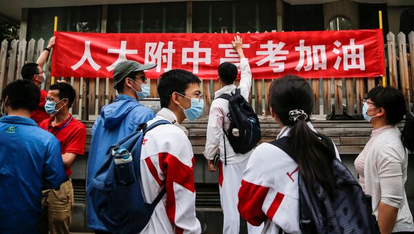 Студенты с баннерами во время поддержки поступающих до начала вступительных экзаменов в ВУЗы в Пекине  - 俄羅斯衛星通訊社