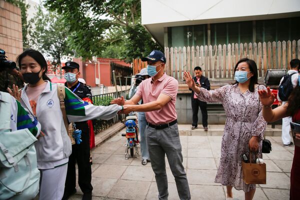 北京家长陪送子女抵达考场入口。 - 俄罗斯卫星通讯社