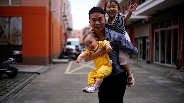Отец с двумя детьми в Китае - 俄羅斯衛星通訊社