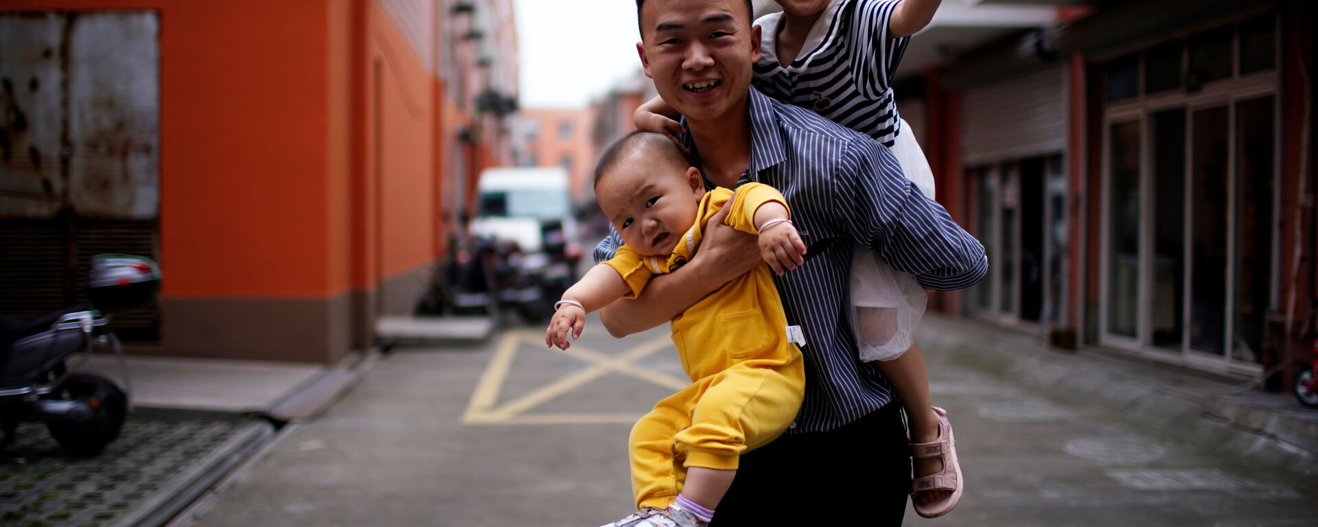 Отец с двумя детьми в Китае - 俄羅斯衛星通訊社, 1920, 05.06.2021