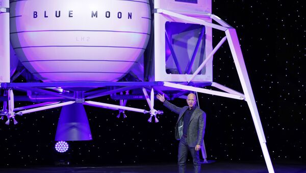 Джефф Безос выступает перед моделью лунного посадочного модуля Blue Moon компании Blue Origin - 俄羅斯衛星通訊社