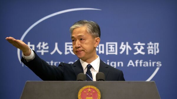 Представитель Министерства иностранных дел Китая Ван Вэньбинь жестикулирует во время брифинга в Пекине - 俄罗斯卫星通讯社