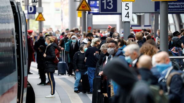 Пассажиры в масках ждут на платформе главного железнодорожного вокзала в Берлине  - 俄羅斯衛星通訊社
