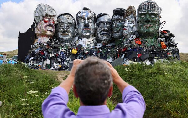英国出现废金属和电子垃圾做的G7雕像 - 俄罗斯卫星通讯社