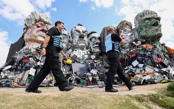 警察在英国电子垃圾做成的G7雕像对面 - 俄罗斯卫星通讯社