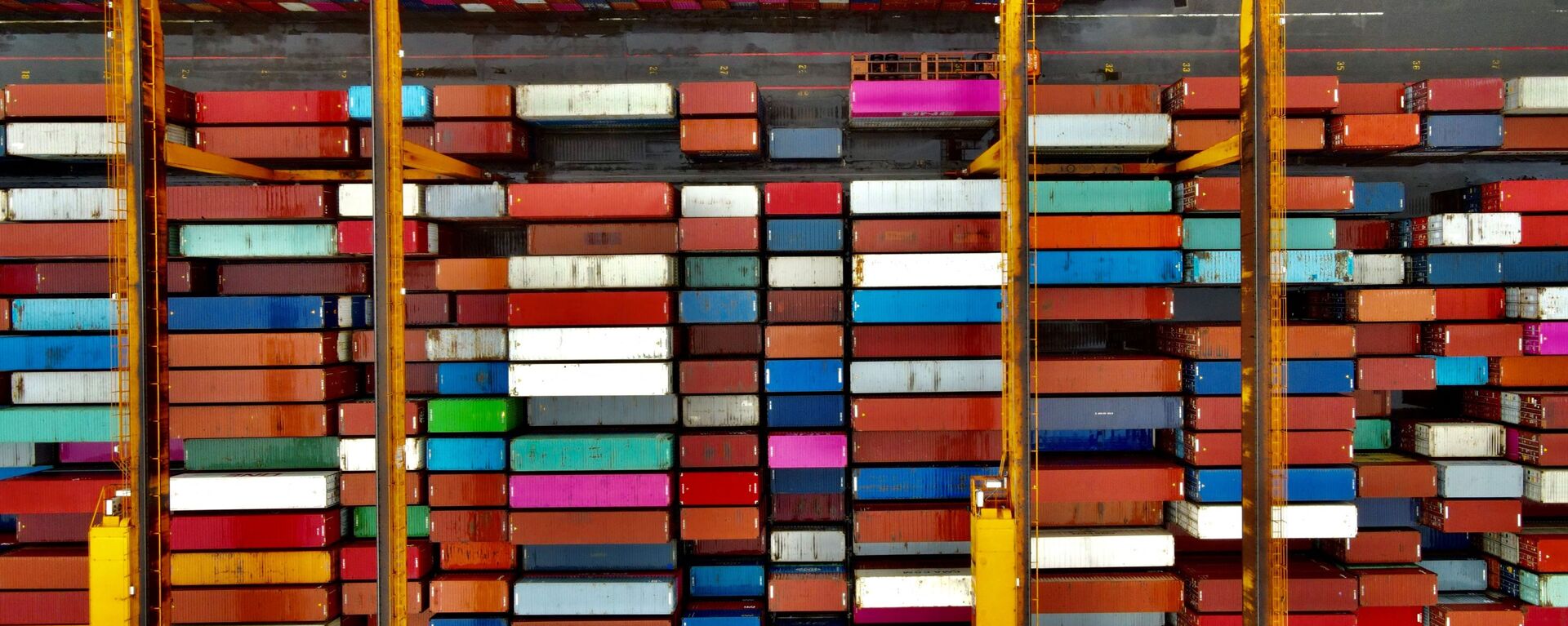 This aerial photograph taken on December 8, 2020 shows shipping containers at the harbour in Keelung. - While the world reels from the coronavirus pandemic, Taiwan is on track to end the year clocking up enviable economic growth -- a testament to the island's success in halting the deadly disease. (Photo by Sam Yeh / AFP) / TO GO WITH Taiwan-economy-health-virus,FOCUS by Amber WANG and Sean CHANG - 俄罗斯卫星通讯社, 1920, 22.09.2021