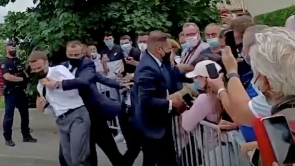 Президент Франции Эммануэль Макрон после нападения  - 俄罗斯卫星通讯社