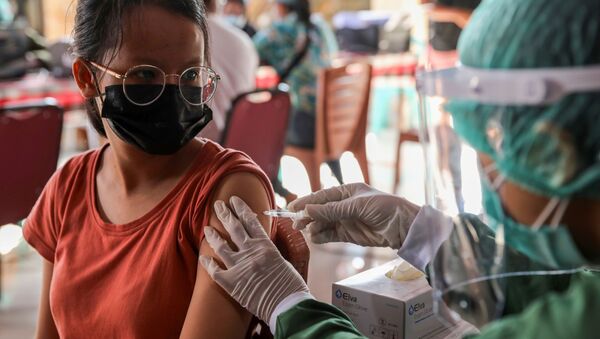 Женщина получает дозу вакцины AstraZeneca во время программы массовой вакцинации в Сануре, Бали, Индонезия - 俄罗斯卫星通讯社