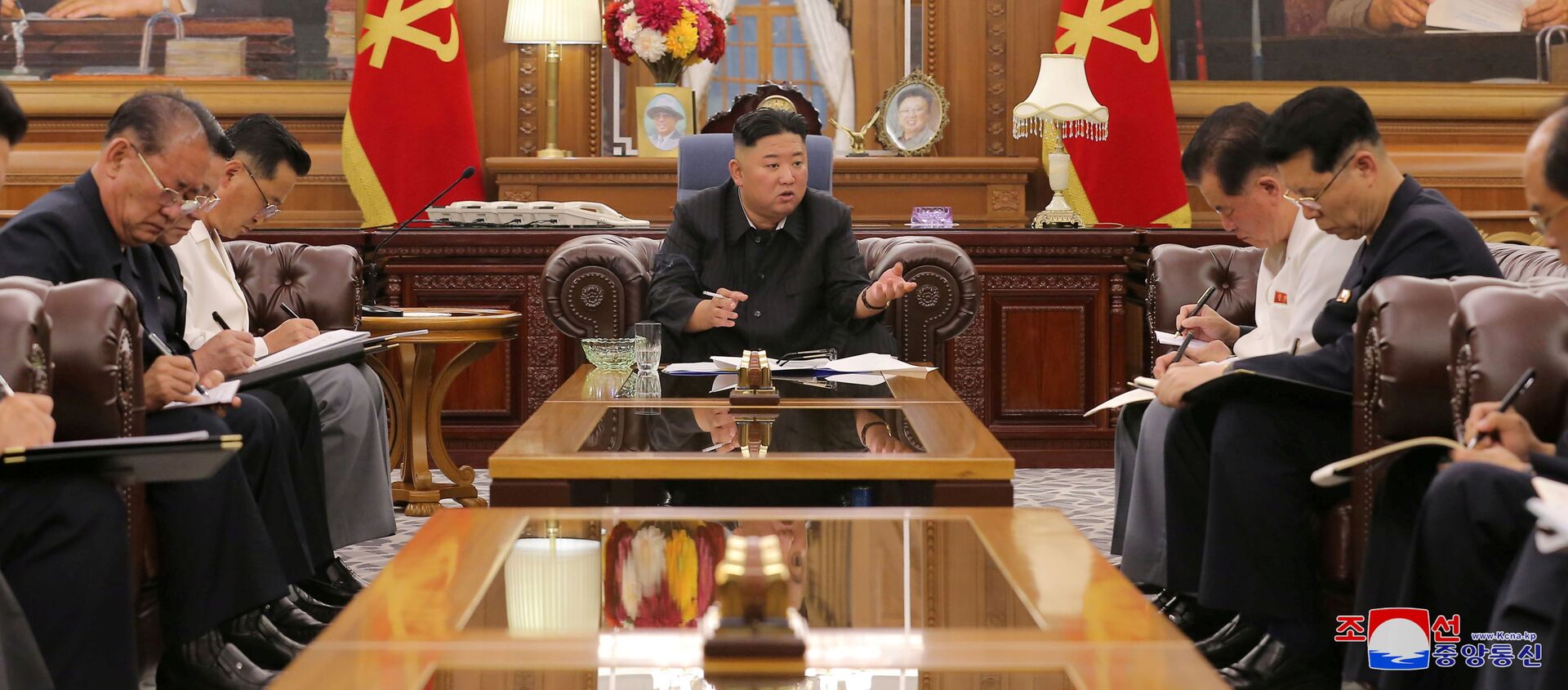 Лидер Северной Кореи Ким Чен Ын на встрече с высокопоставленными должностными лицами - 俄罗斯卫星通讯社, 1920, 11.06.2021