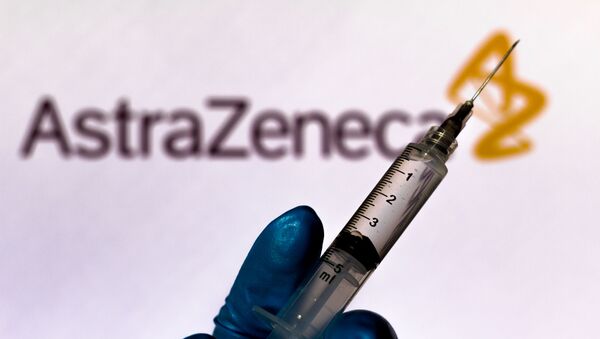 Медицинский шприц виден с логотипом компании AstraZeneca, Бразилия  - 俄羅斯衛星通訊社