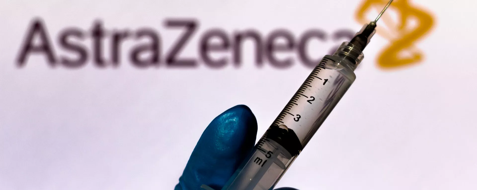 Медицинский шприц виден с логотипом компании AstraZeneca, Бразилия  - 俄罗斯卫星通讯社, 1920, 09.12.2021