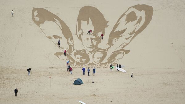 Изображения лидеров G7 на песке на пляже в Ньюки, Корнуолл, Англия - 俄罗斯卫星通讯社