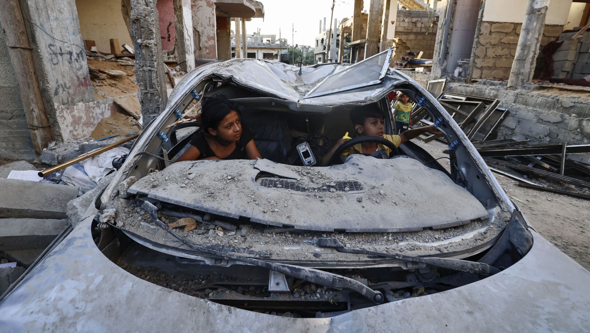 Палестинские дети играют в машине, разрушенной во время конфликта между ХАМАС и Израилем  - 俄罗斯卫星通讯社, 1920, 07.08.2021