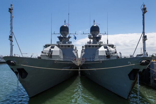 21630型护卫舰（“暴徒”级小型火炮船）：阿斯特拉罕号（左）和 马哈奇卡拉号在里海基地。  - 俄罗斯卫星通讯社