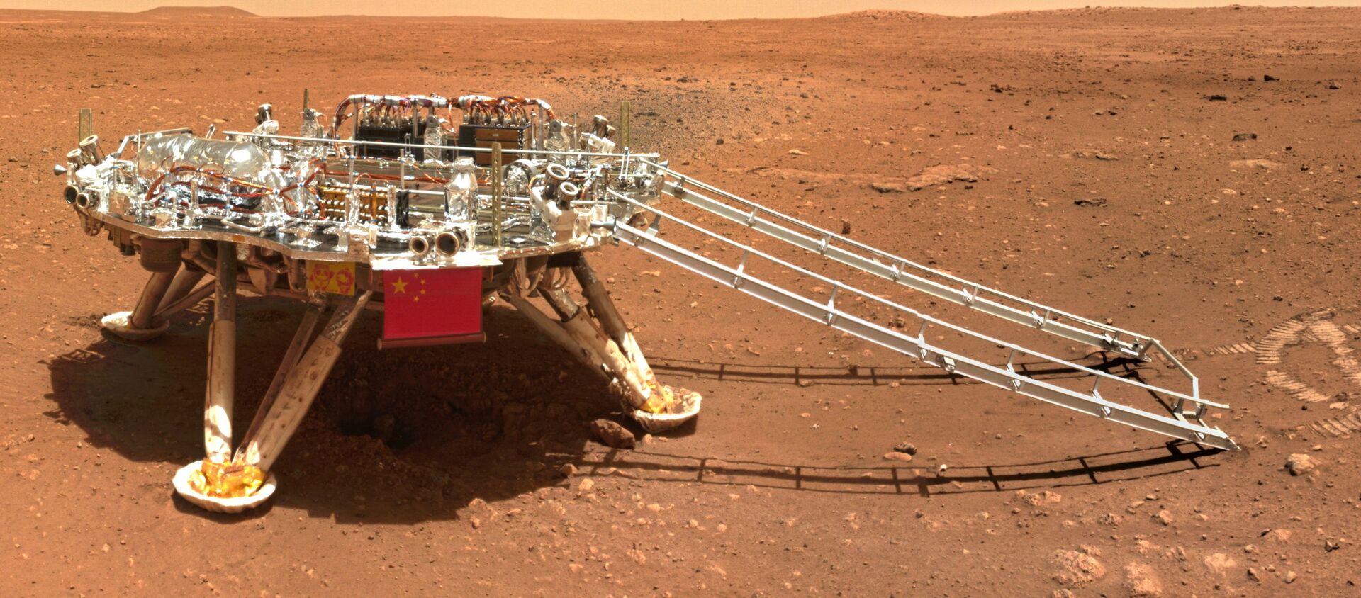 Посадочный модуль миссии Tianwen-1 на поверхности Марса, снятый китайским марсоходом Zhurong - 俄罗斯卫星通讯社, 1920, 30.07.2021
