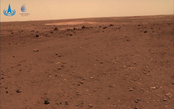 「天問一號「任務中祝融號火星車拍到的火星景象 - 俄羅斯衛星通訊社