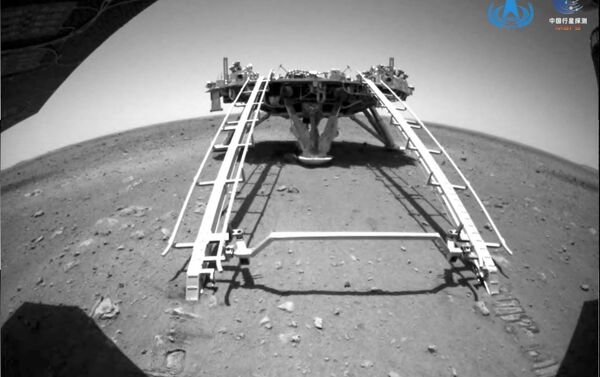「天問一號「任務中祝融號火星車從探測器舷梯下到火星表面 - 俄羅斯衛星通訊社