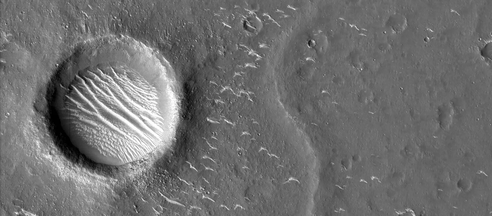 Фотография поверхности Марса, сделанная китайским зондом Tianwen-1 - 俄羅斯衛星通訊社, 1920, 04.08.2021