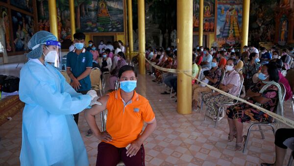 Массовая вакцинация от коронавируса китайской вакциной Sinopharm в провинции Кандаль в Камбодже - 俄罗斯卫星通讯社