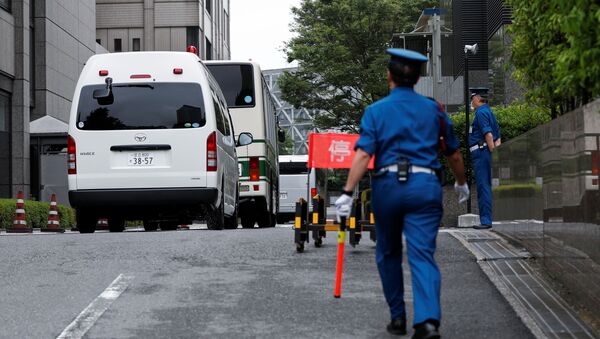 Автобусы с обвиняемыми в организации побега экс-главы Nissan у здании суда в Токио  - 俄罗斯卫星通讯社