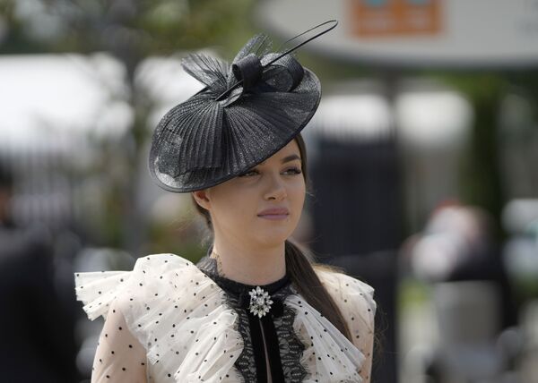 嗬，这些帽子！英国皇家赛马会上的时尚女郎 - 俄罗斯卫星通讯社