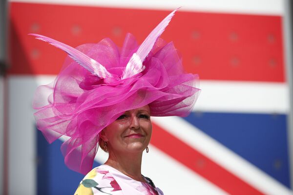 嗬，這些帽子！英國皇家賽馬會上的時尚女郎 - 俄羅斯衛星通訊社