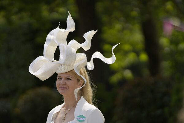 嗬，这些帽子！英国皇家赛马会上的时尚女郎 - 俄罗斯卫星通讯社