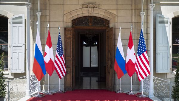 Flags of Russia, the US and Switzerland fly outside the villa La Grange - 俄罗斯卫星通讯社