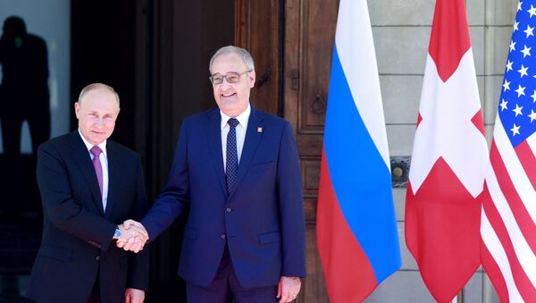 Russia's President Vladimir Putin (L) shakes hands with Swiss President Guy Parmelin - 俄罗斯卫星通讯社