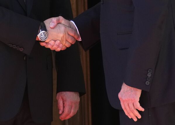 俄罗斯总统普京和美国总统拜登握手 - 俄罗斯卫星通讯社