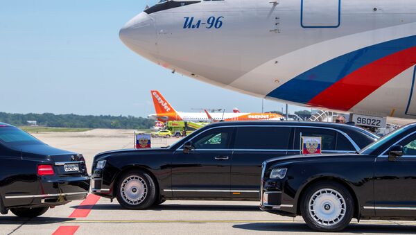 Лимузин с президентом России Владимиром Путиным покидает аэропорт перед саммитом США и России в женевском аэропорту Куантрен, Швейцария - 俄羅斯衛星通訊社